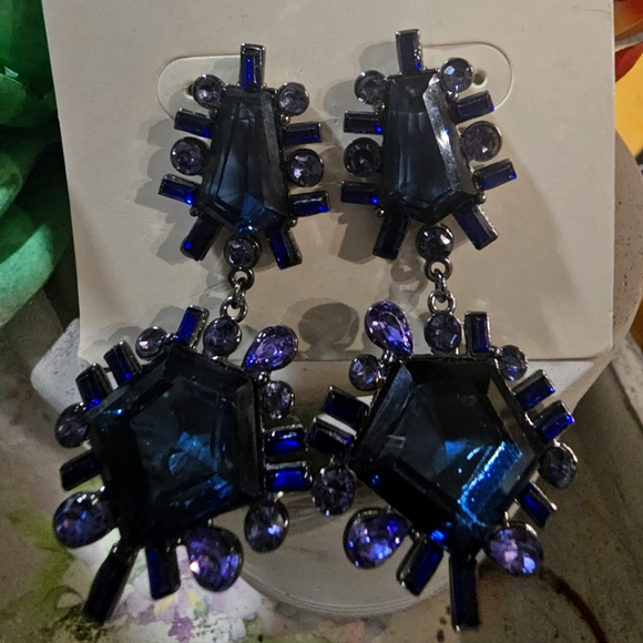 Blue, Jeweled dangle earrings. - Picture 2 of 2